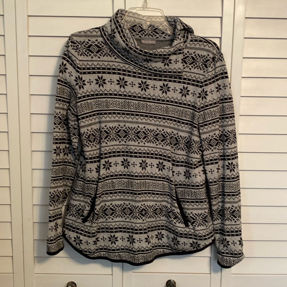 Talbots M blk/grey top.  It will fit a large, but tighter.